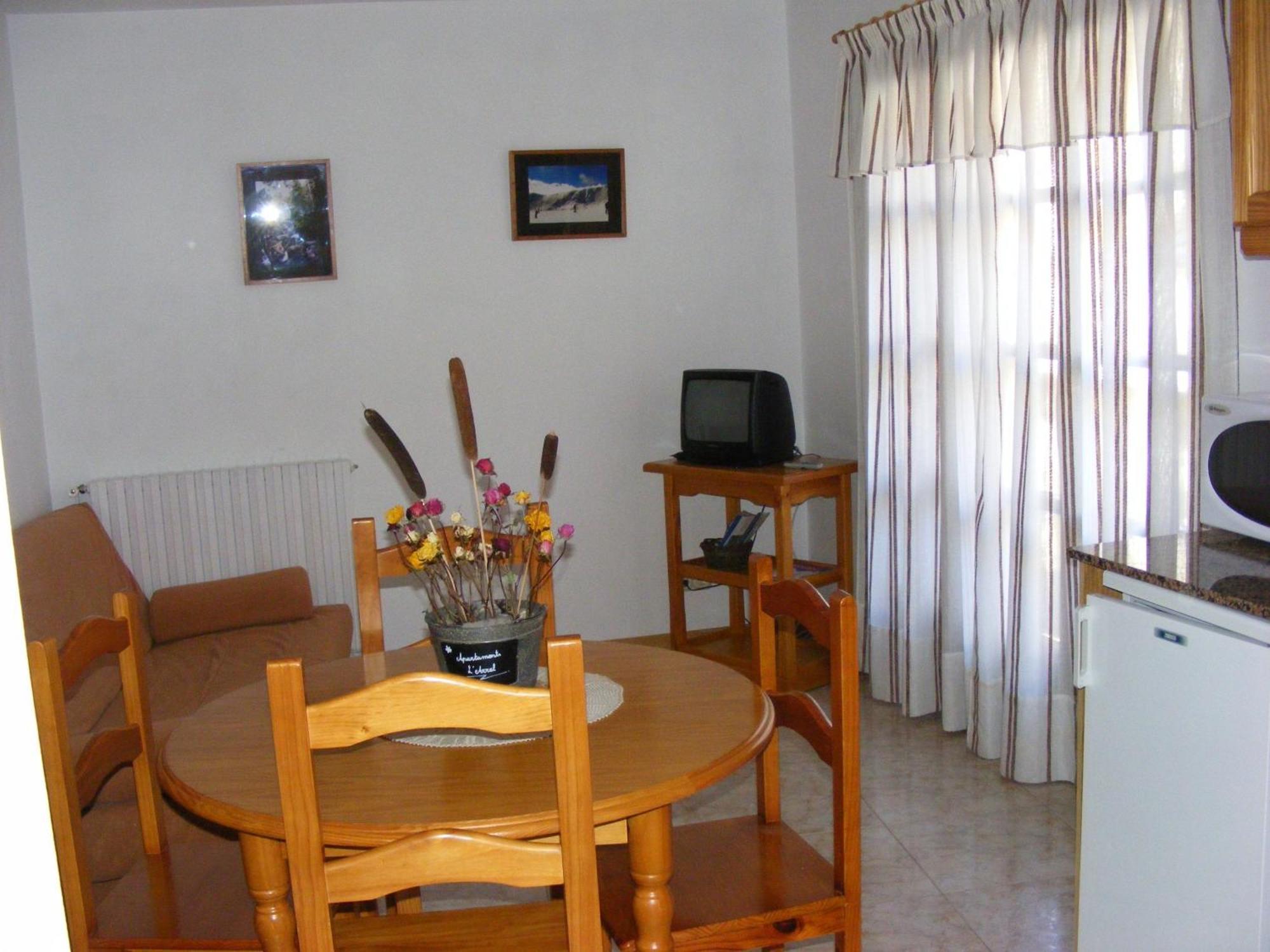Apartaments L'Arrel Espot Esterno foto